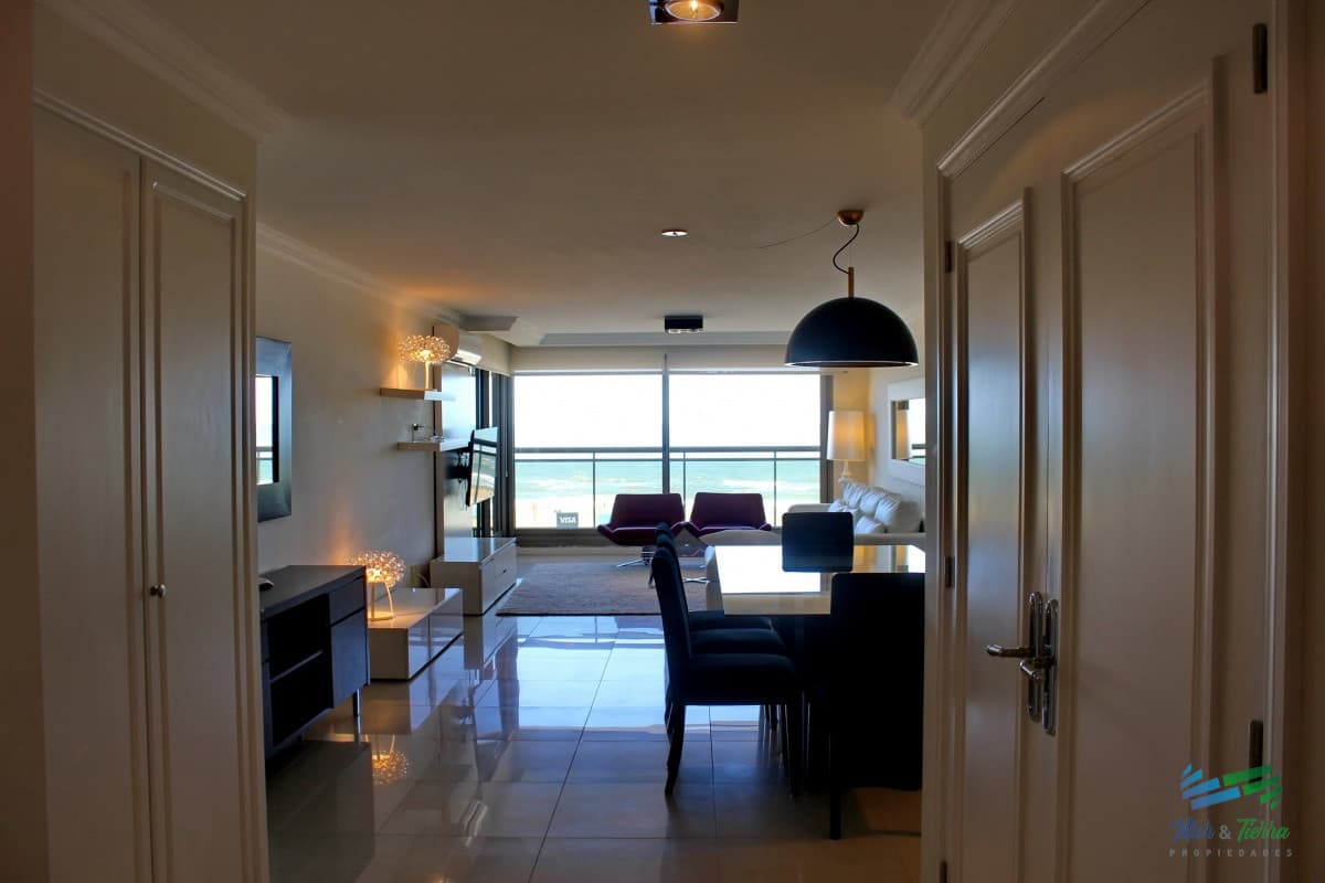Apartamento de 3 dormitorios, primera linea frente al mar, en alquiler y venta, Punta del Este