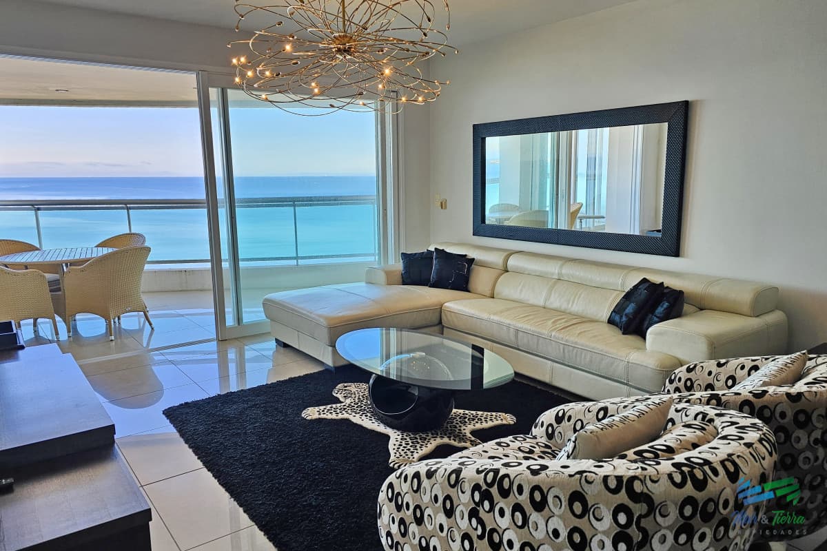 Alquilo apartamento 3 dormitorios frente al mar con servicios, Playa Mansa, Punta del Este