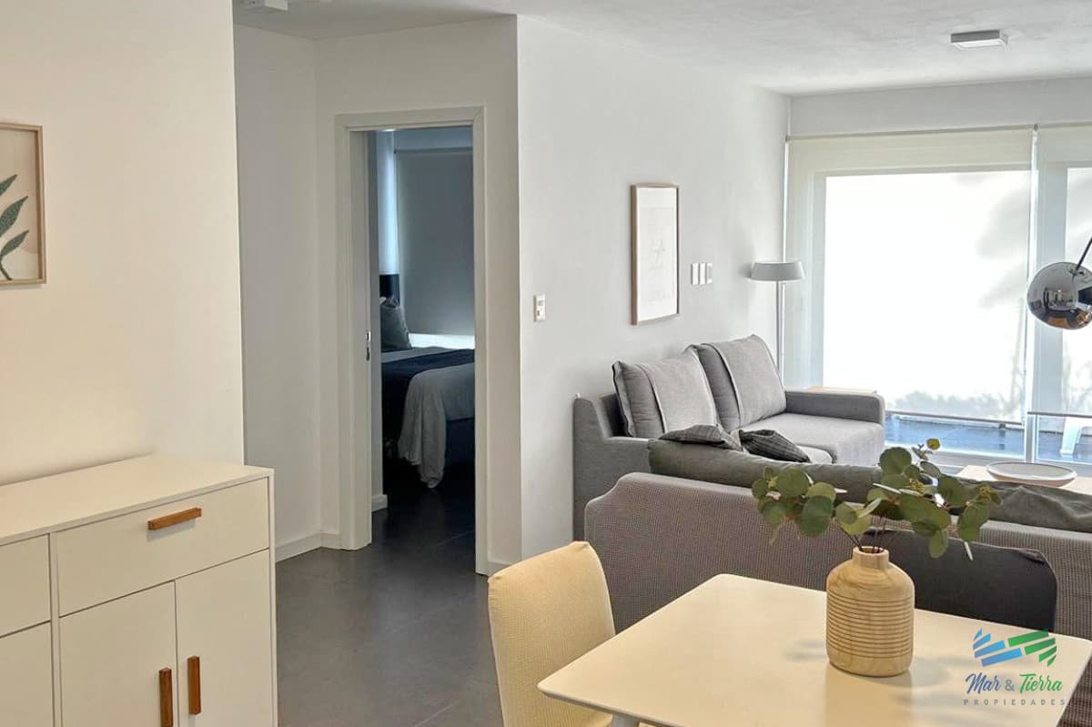 APARTAMENTO DISPONIBLE EN ALQUILER, AMPLIO, LUMINOSO, EN LA PENÍNSULA, PUNTA DEL ESTE.