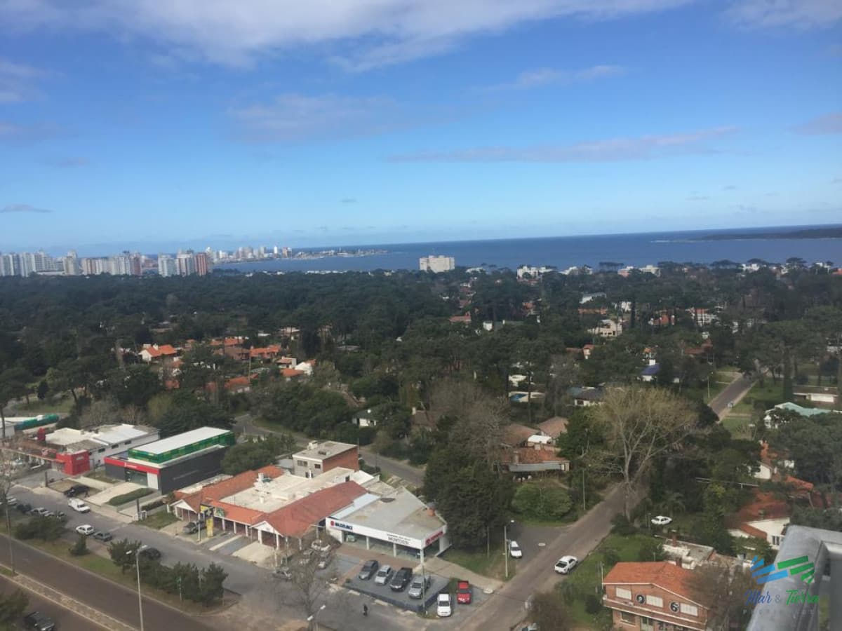 ALQUILER ANUAL, TORRE CON SERVICIOS, 1 DORMITORIO, PUNTA DEL ESTE