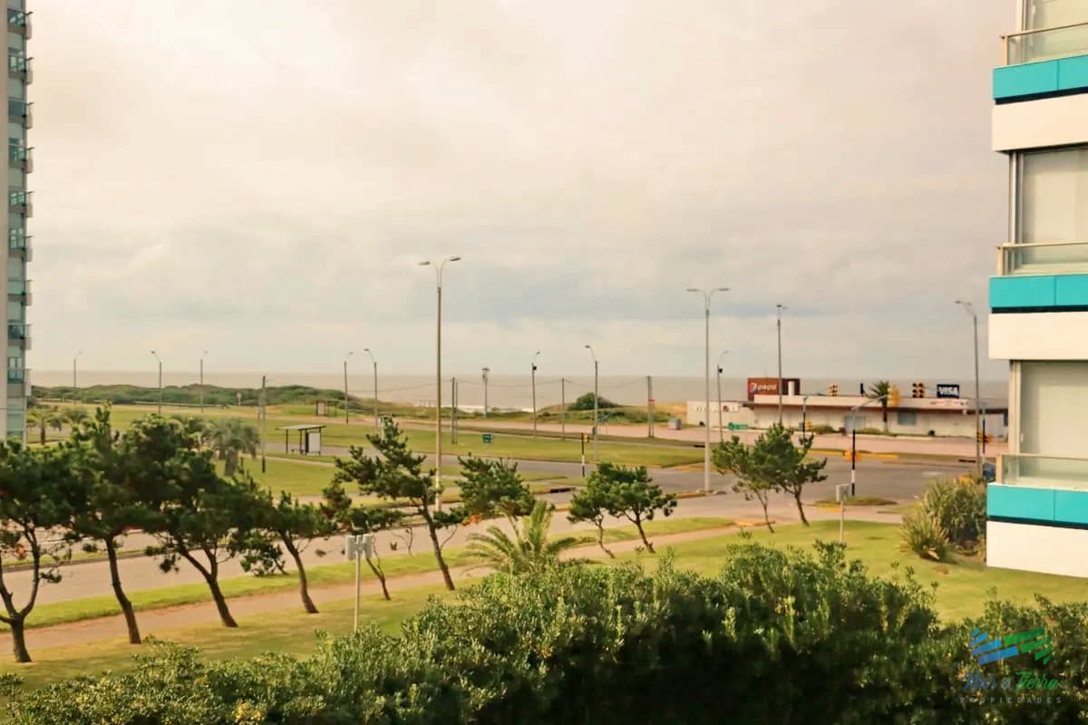 Vendo apartamento de 2 dormitorios, 2 baños y garage. Playa Brava, Punta del Este.