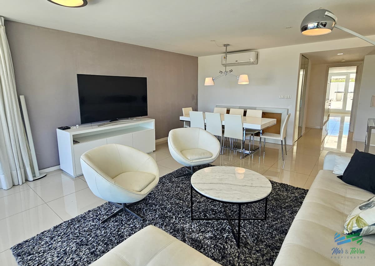 Venta de apartamento en primera línea sobre playa mansa de 3 suites más dependencia de servicio con baño en playa mansa Punta del este
