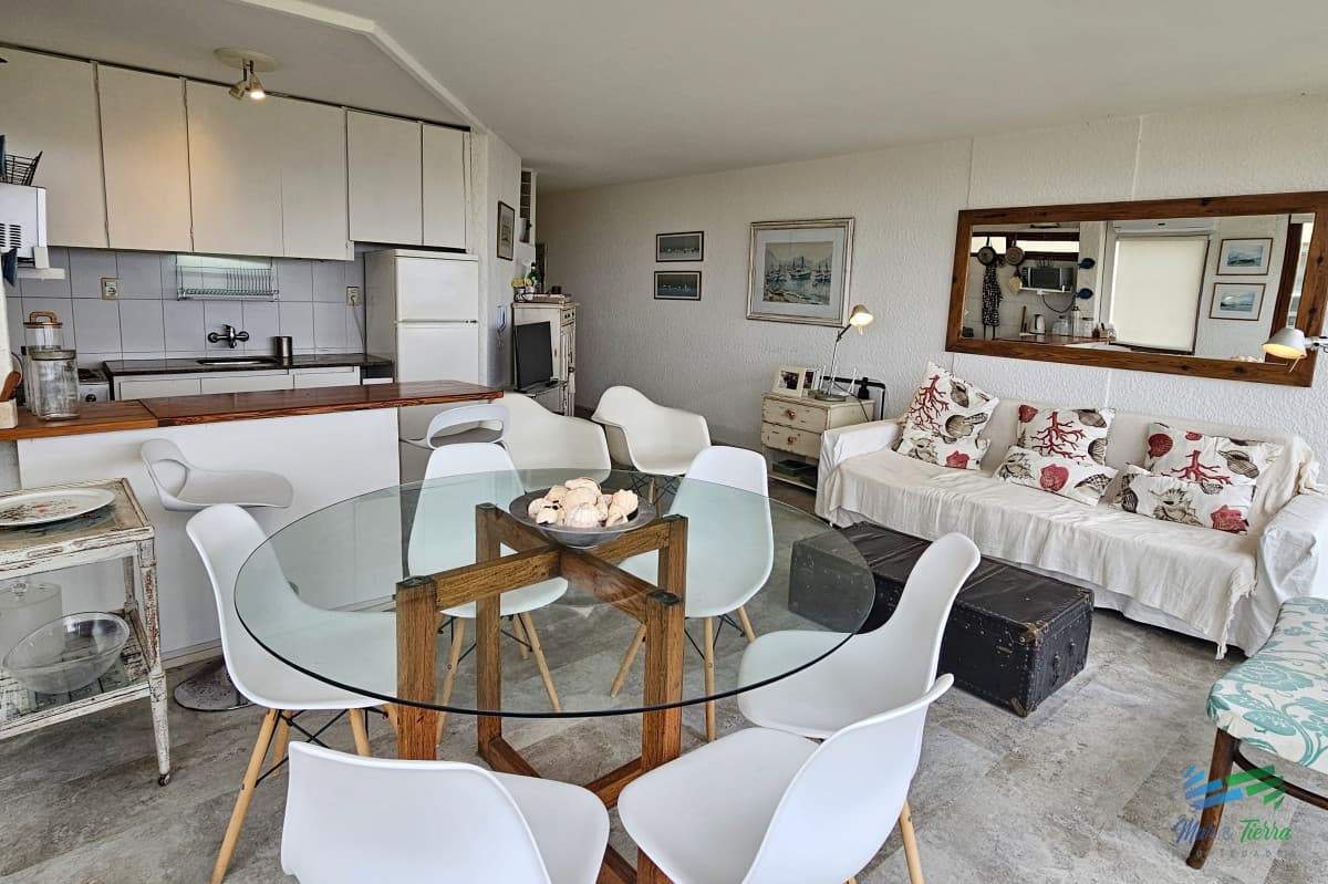 En venta apartamento de 2 dormitorios frente al mar con vista a playa brava, Punta del Este