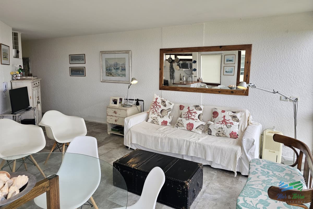 En venta apartamento de 2 dormitorios frente al mar con vista a playa brava, Punta del Este