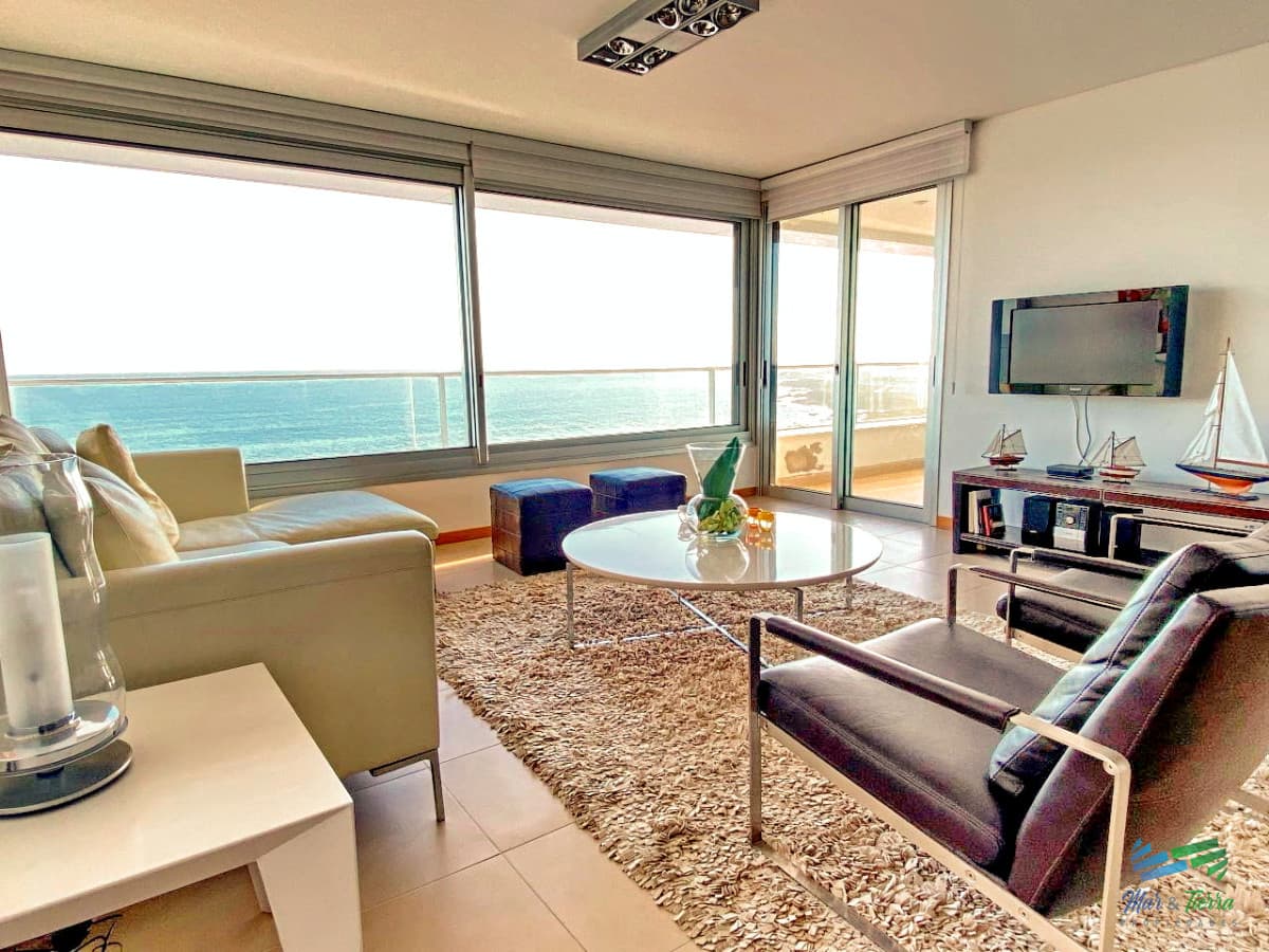 APARTAMENTO CON VISTA, DISPONIBLE TEMPORADA 2026, 3 DORMITORIOS EN SUITE, PENÍNSULA, PUNTA DEL ESTE.