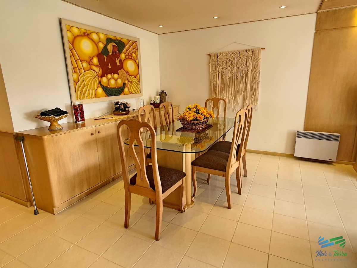Vendo apartamento de 2 dormitorios, 2 baños y cochera. Playa Mansa, Punta del Este.