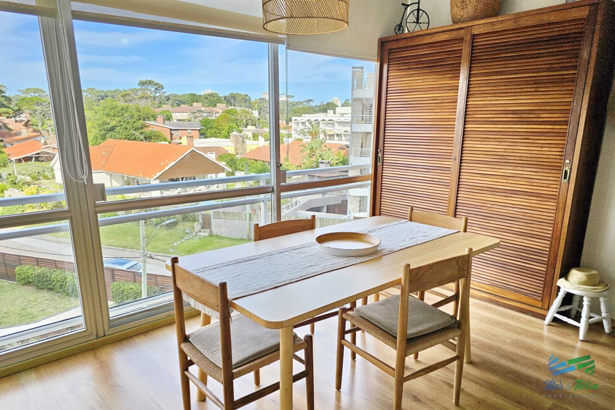 Alquilo apartamento INVERNAL reciclado 1 dormitorio en Punta del Este frente al mar, en playa mansa.