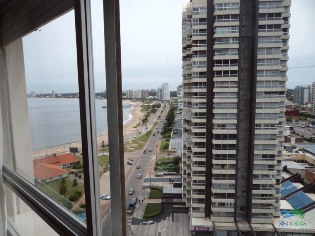 Apartamento con vista espectacular a playa mansa y Brava, piso alto