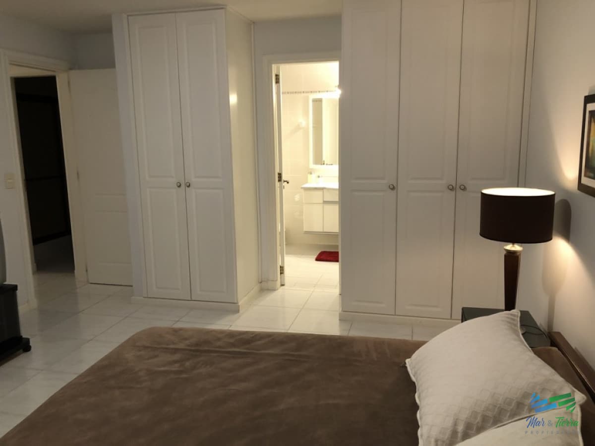 En venta.. piso intermedio, planta amplia muy luminosa, en excelente condiciones.