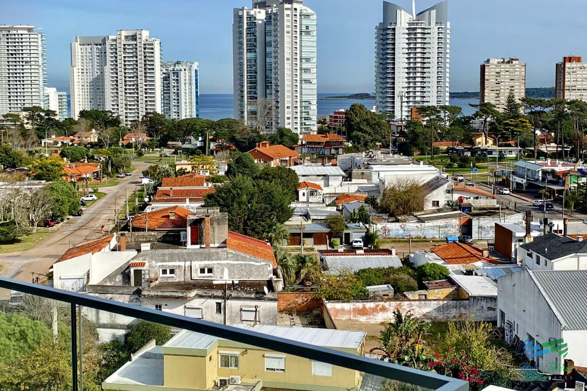 Alquilo por invierno amplio monoambiente con balcón al frente y buenos servicios, parada 5, Punta del Este