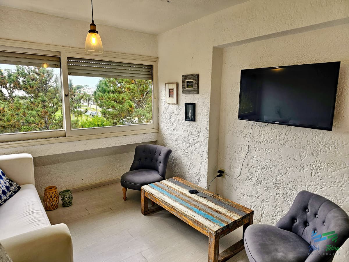 En venta apartamento 2 dormitorios con vista parcial a playa Brava, Punta del Este