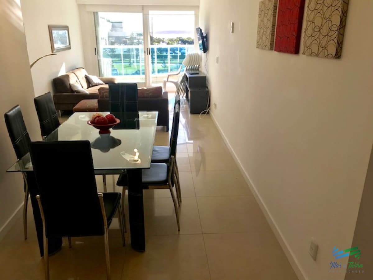 Apartamento en Alquiler a una cuadra del mar (Playa Mansa)  en torre nueva, con todos y excelentes servicios .