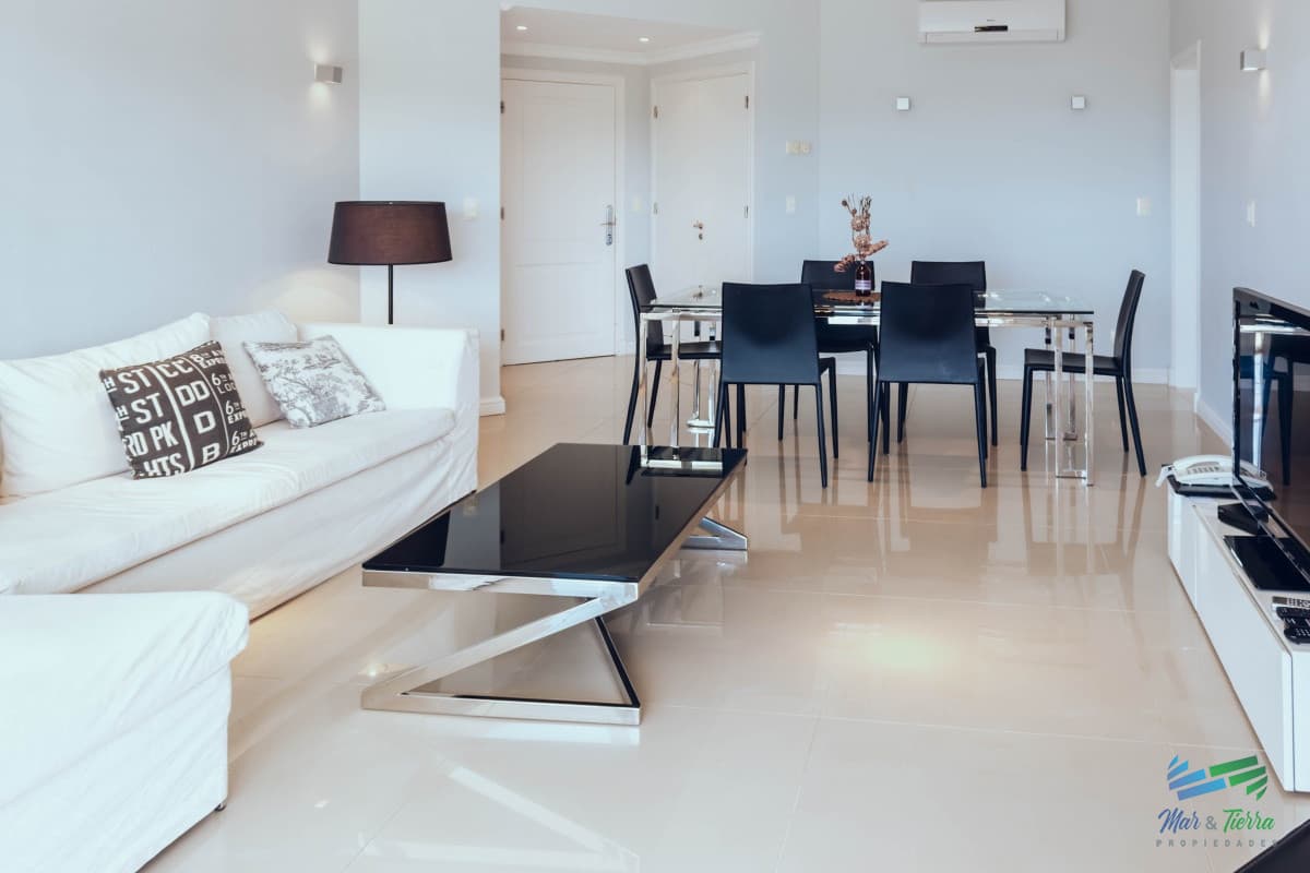 VENTA de apartamento de 2 dormitorios sobre playa Mansa de Punta del Este