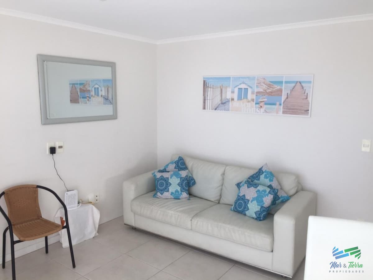 Vendo apartamento en Punta del Este, a pocas cuadras de la brava con muy buenos servicios.