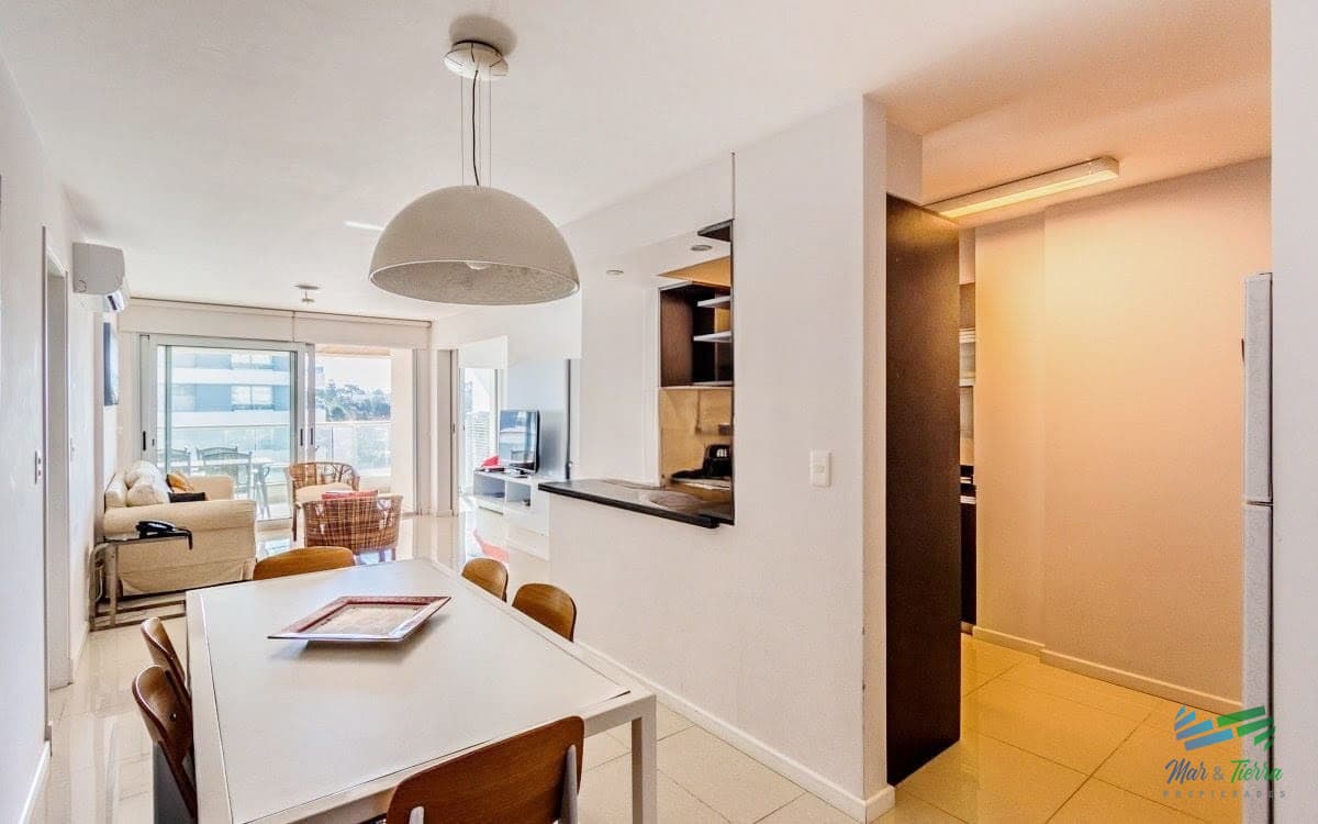 Venta apartamento de 2 dormitorios y medio con gran terraza en Playa Brava Punta del este
