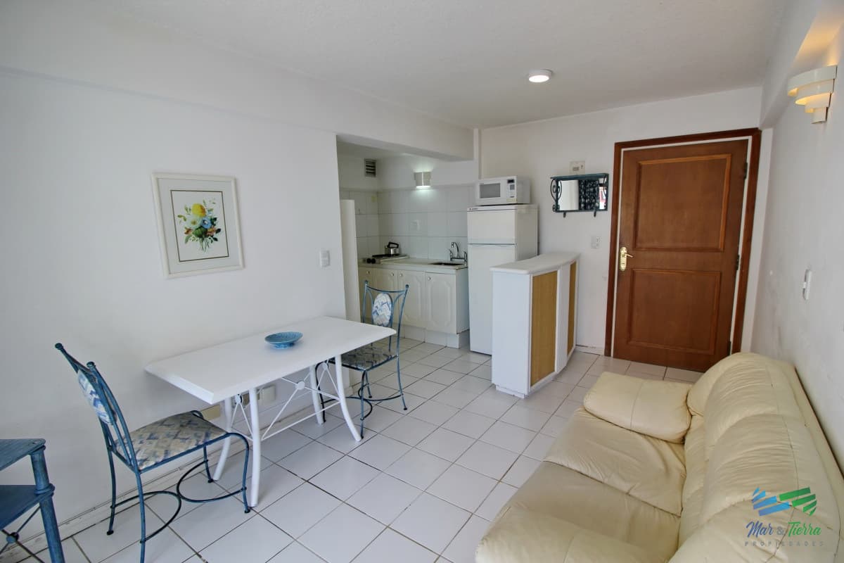 Apartamento de 2 dormitorios con piscina en venta y alquiler en Peninsula, Punta del Este.
