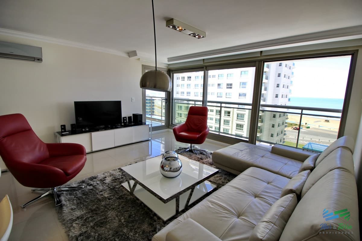 En venta apartamento Imperiale de 3 dormitorios, primera linea frente al mar, Punta del Este