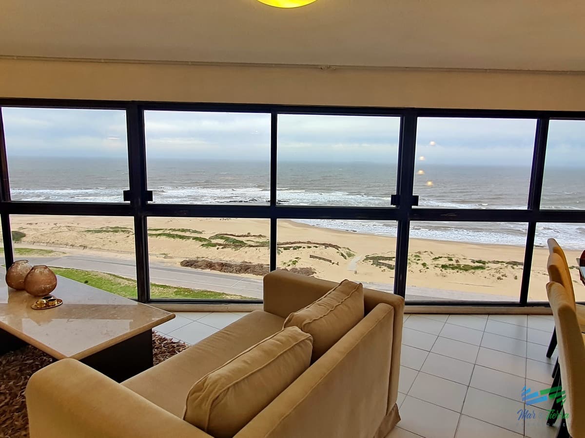 Alquilo apartamento 3 dormitorios frente al mar, playa brava, Punta del Este.