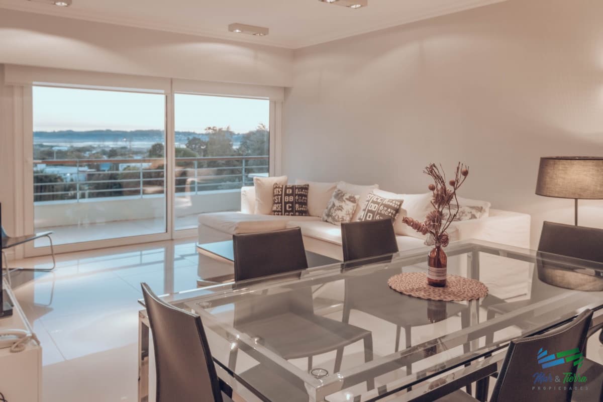 VENTA de apartamento de 2 dormitorios sobre playa Mansa de Punta del Este