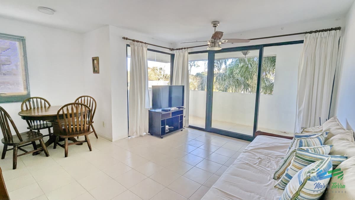 Venta de apartamento 1 dormitorio esquinero con balcon y cochera sobre Roosevelt
