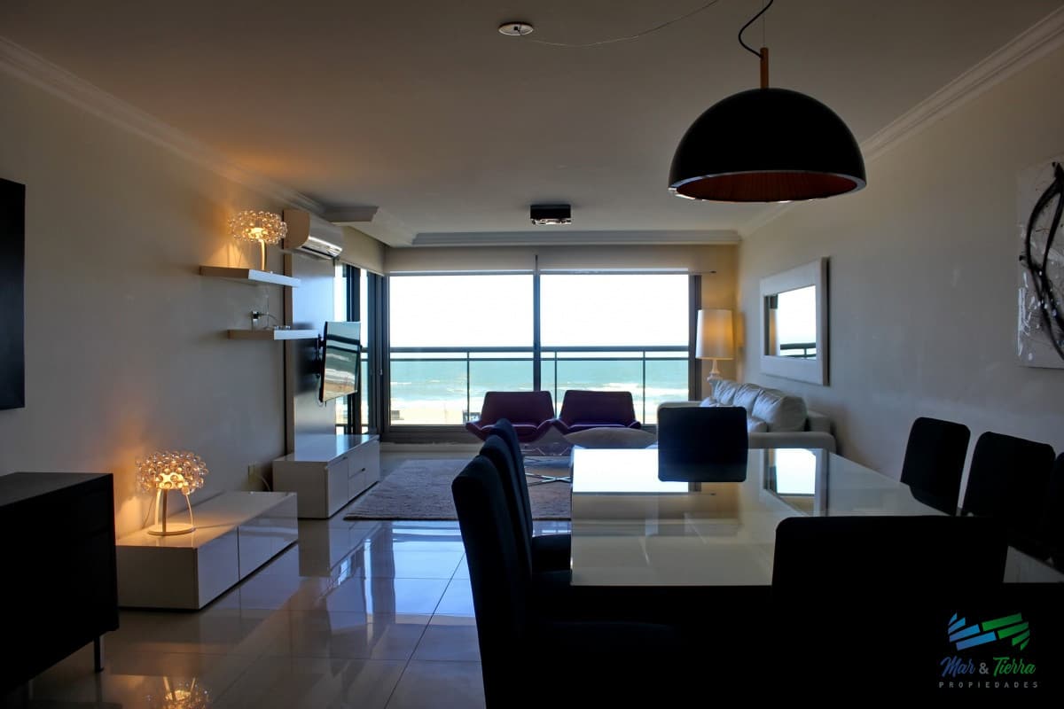 Apartamento de 3 dormitorios, primera linea frente al mar, en alquiler y venta, Punta del Este