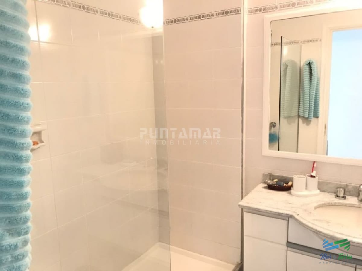 HERMOSO APARTAMENTO CON UNA AMPLIA TERRAZA , UBICADO A UNA CUADRA DE PLAYA MANSA, MUY LINDA VISTA DESPEJADA EN UN ENTORNO DE NATURALEZA Y VERDE.