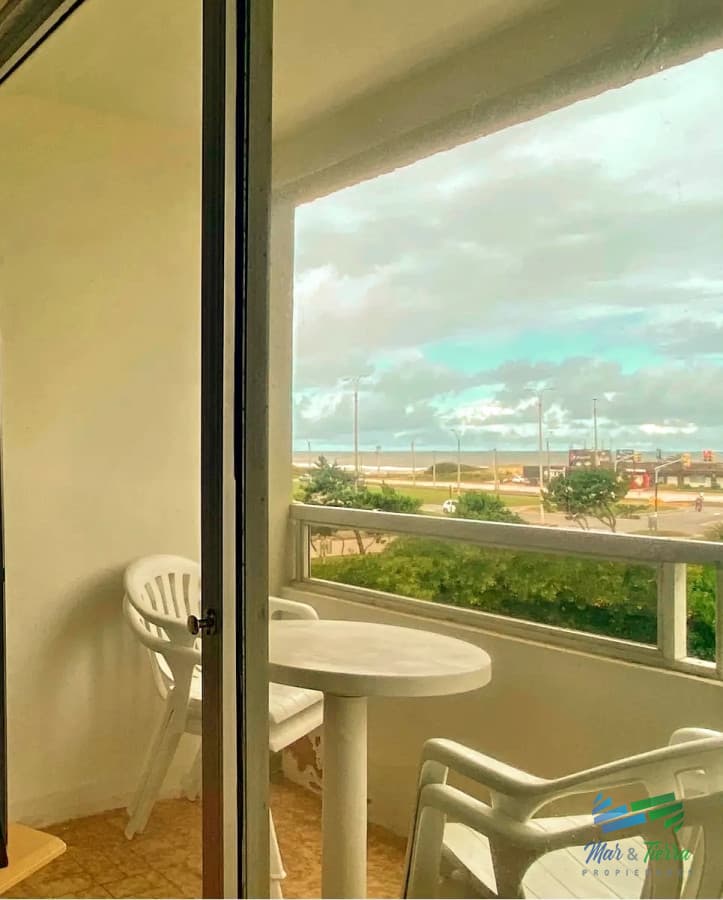 Vendo apartamento de 2 dormitorios, 2 baños y garage. Playa Brava, Punta del Este.