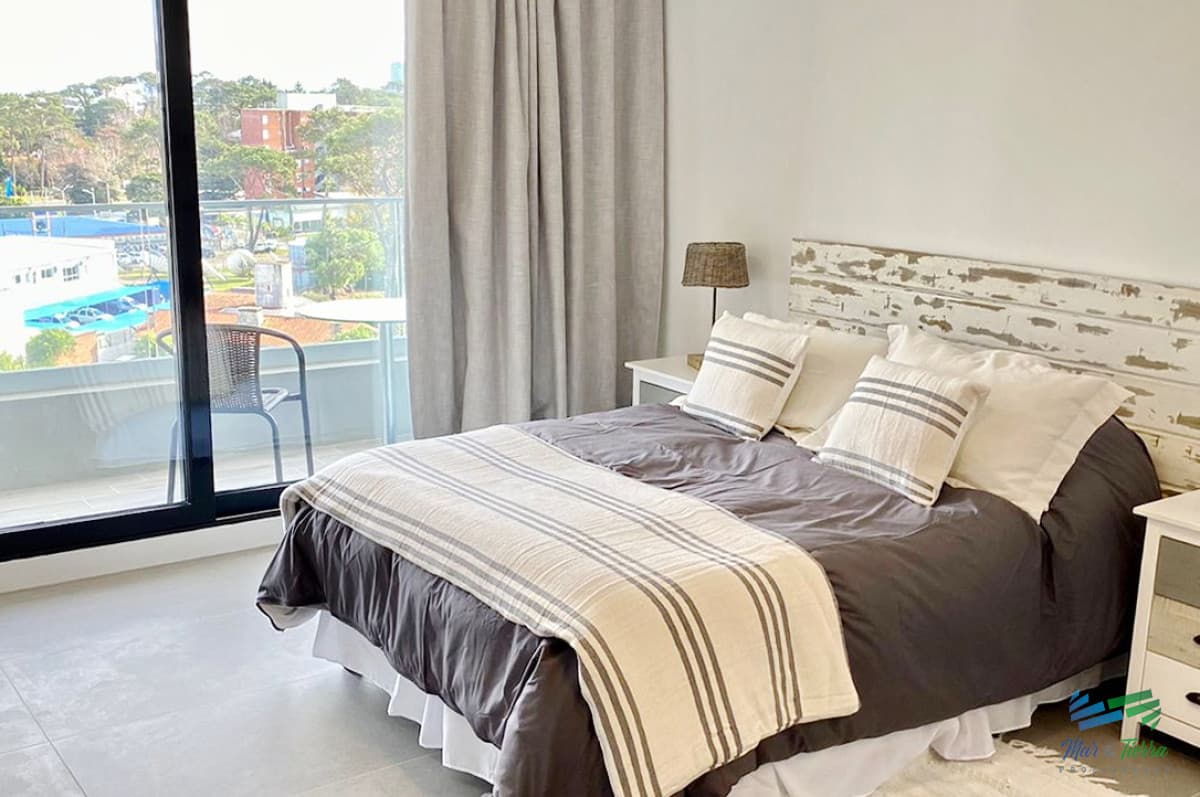 Alquilo por invierno amplio monoambiente con balcón al frente y buenos servicios, parada 5, Punta del Este
