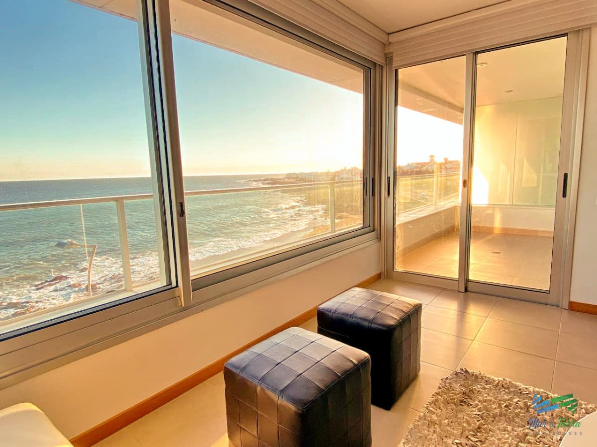 APARTAMENTO CON VISTA, DISPONIBLE TEMPORADA 2026, 3 DORMITORIOS EN SUITE, PENÍNSULA, PUNTA DEL ESTE.