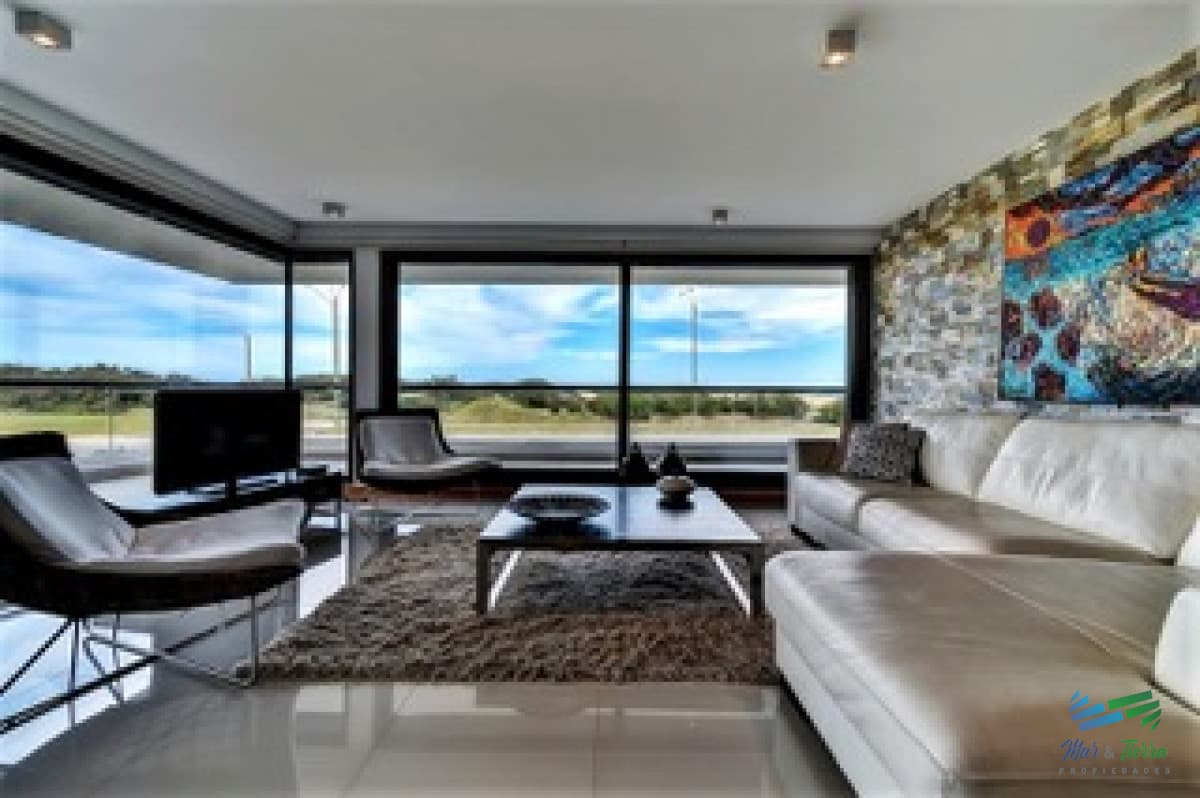 Vendo apartamento 4 dormitorios en primera línea de playa brava, Punta del Este.