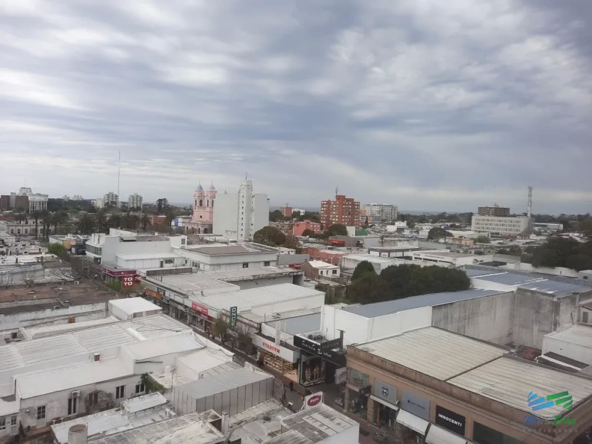 Vendo apartamento 3 dormitorios en el centro de Maldonado, piso alto.