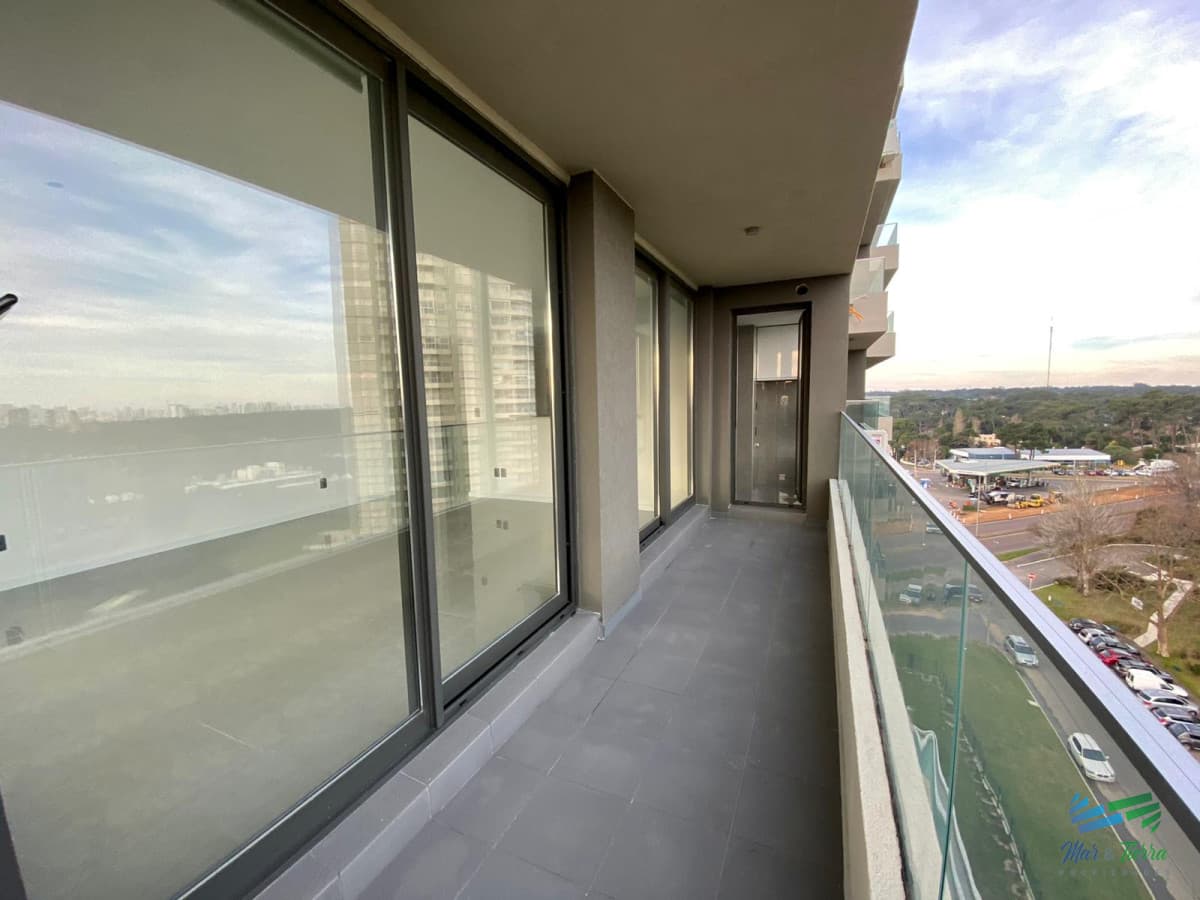 Alquiler anual apartamento 2 dormitorios con servicios en Roosevelt, Punta del Este