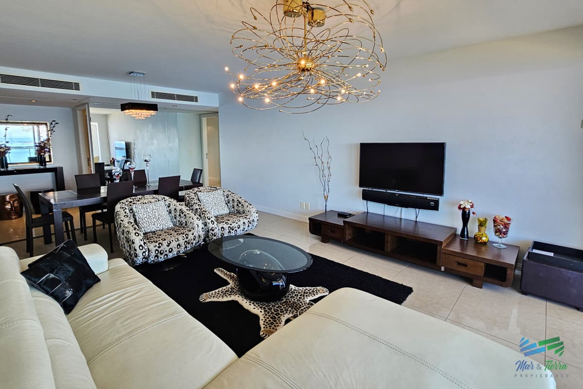 Alquilo apartamento 3 dormitorios frente al mar con servicios, Playa Mansa, Punta del Este