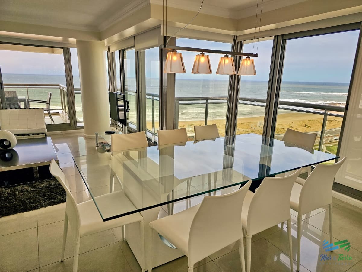 Alquiler apartamento Torre Imperiale de 4 dormitorios frente al mar, excelente vista y servicios, playa Brava, Punta del Este.