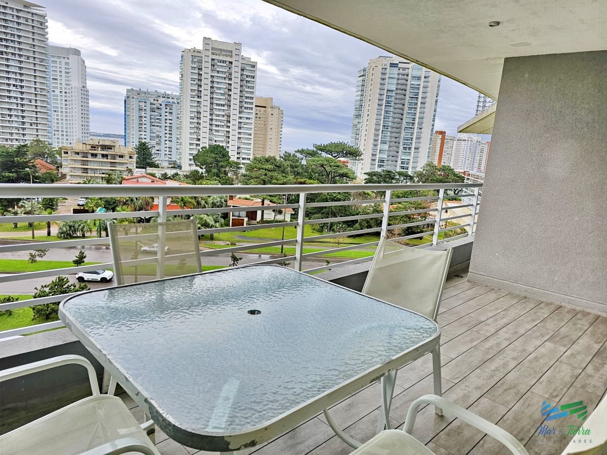 APARTAMENTO EN VENTA, 2 DORMITORIOS EN SUITE, PUNTA DEL ESTE. EN EDIFICIO CON SERVICIOS