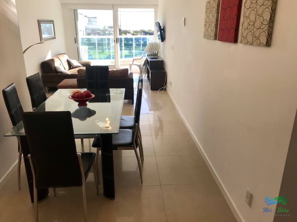 Apartamento en Alquiler a una cuadra del mar (Playa Mansa)  en torre nueva, con todos y excelentes servicios .