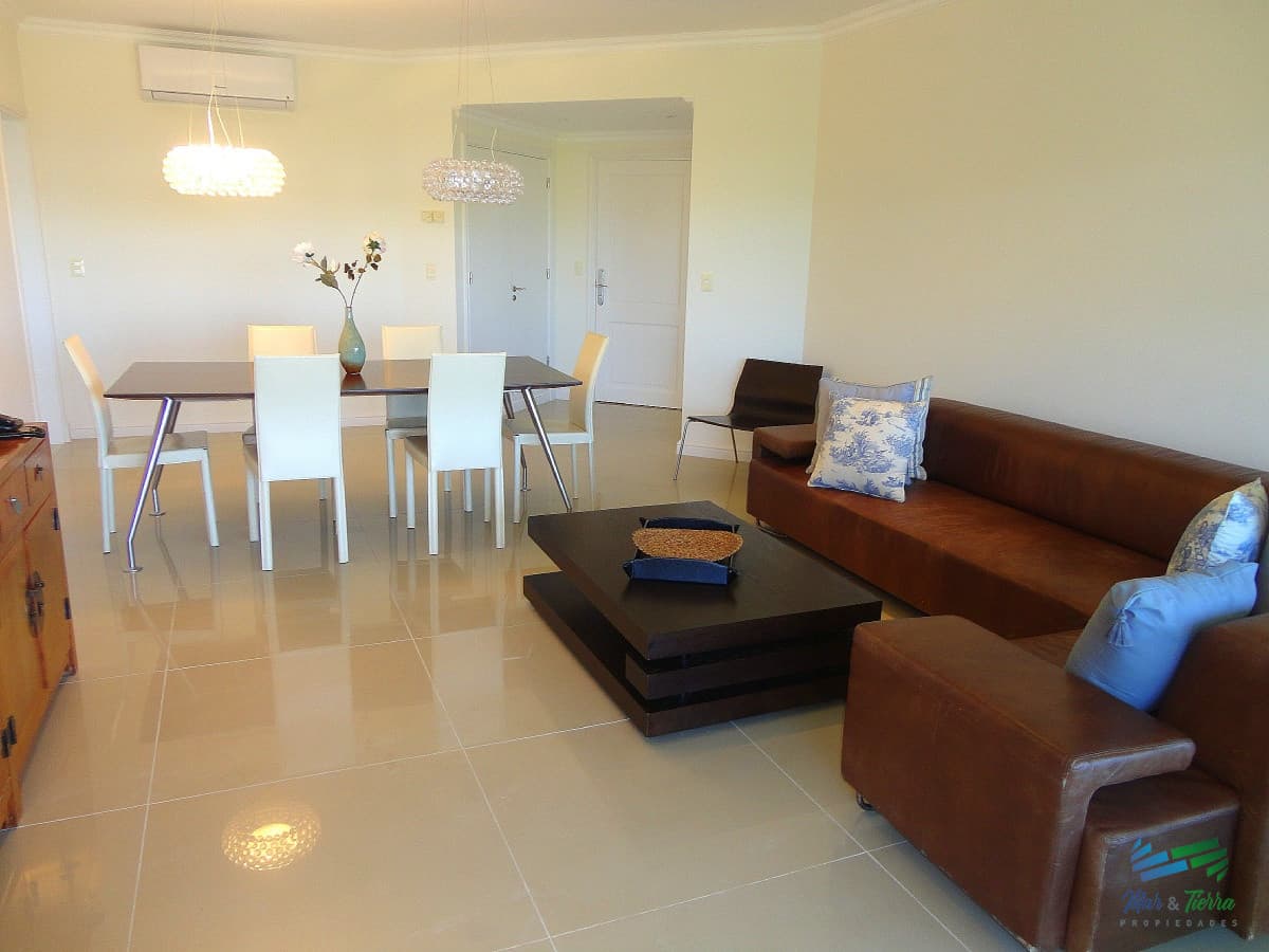 Venta de apartamento dúplex en complejo Veramansa sobre playa Mansa de punta del Este