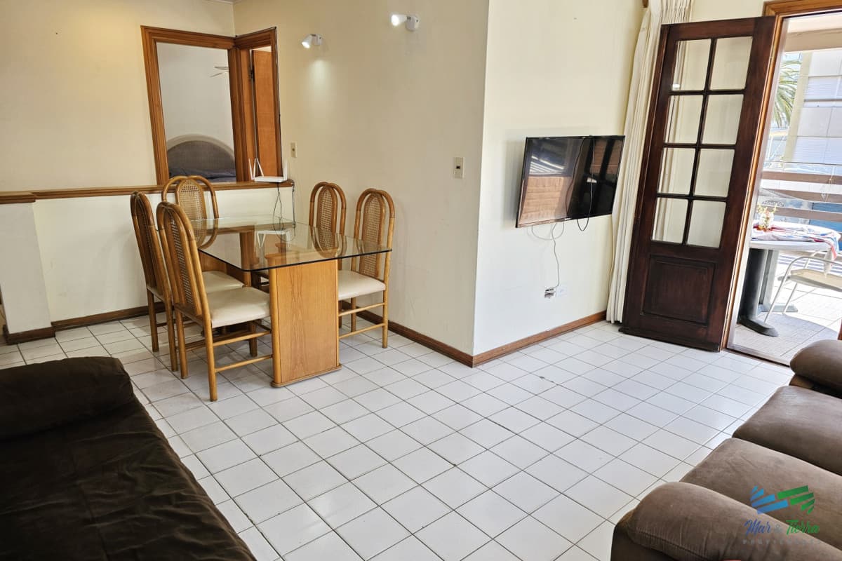 Apartamento 2 dormitorios, con gran terraza y parrillero propio, servicio de mucamas y piscina. Peninsula, Punta del Este.