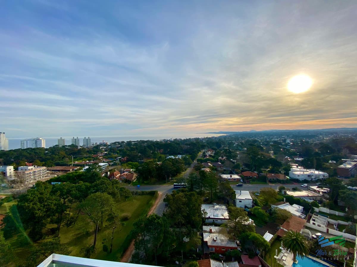 En venta apartamento 3 dormitorios, vista al mar, servicios, piscina, Roosevelt, Punta del Este