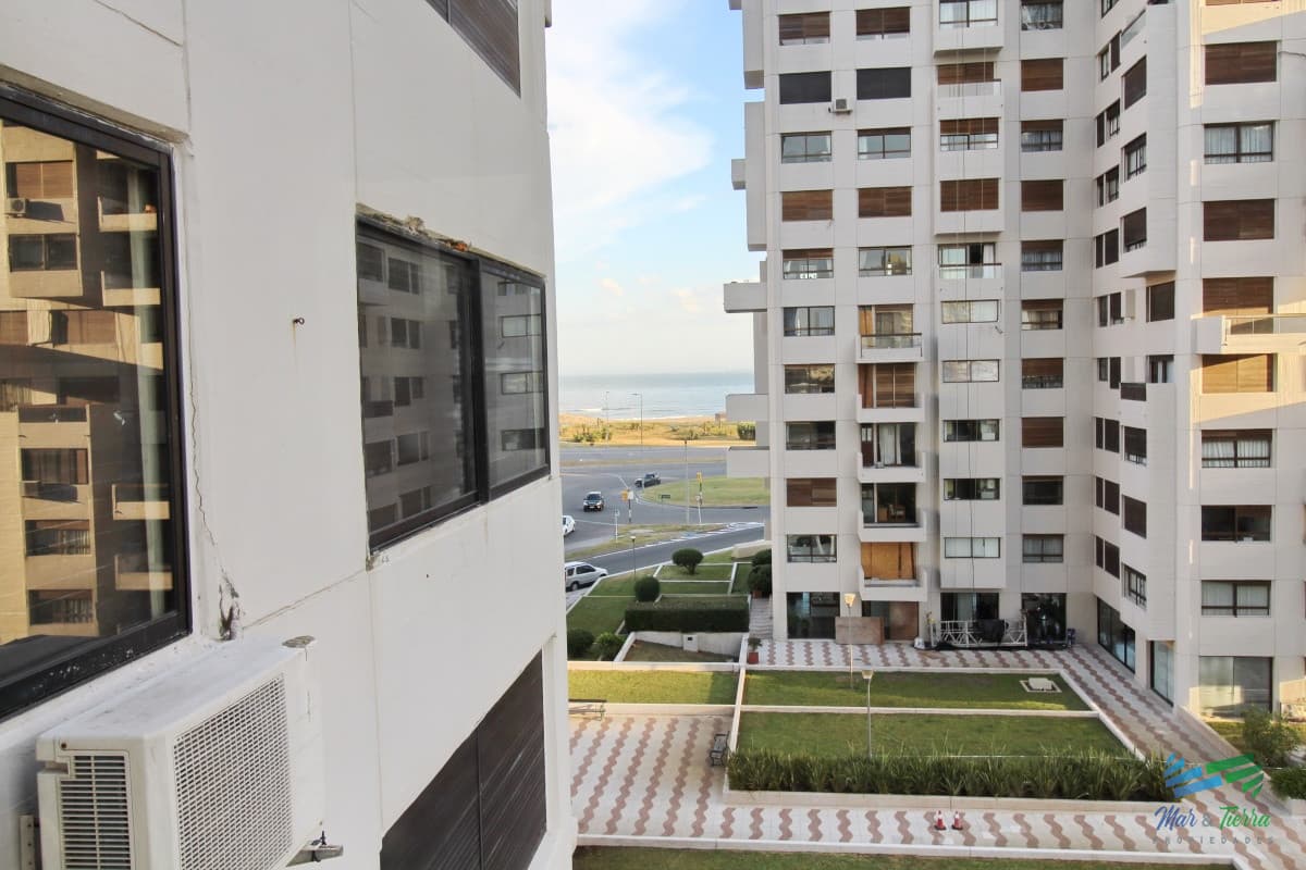 Muy  lindo apartamento ubicado sobre playa brava, cuarto piso,  con ambientes amplios.