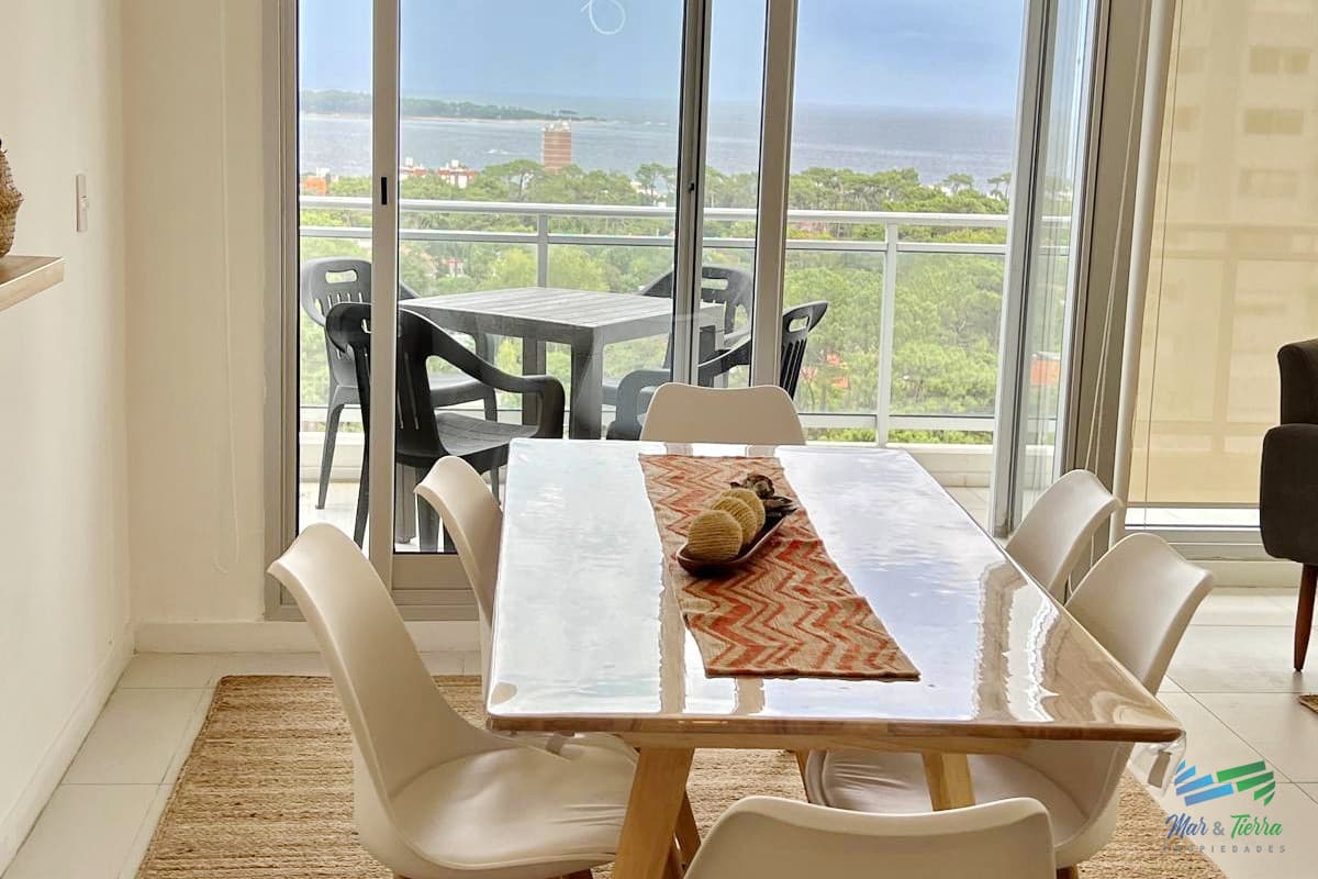 APARTAMENTO DOS DORMITORIOS, MODERNO, ALQUILER INVERNAL, SOBRE AV. ROOSEVELT, PUNTA DEL ESTE.
