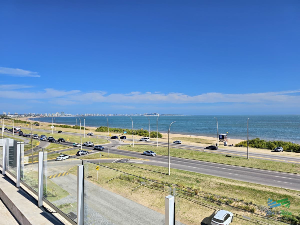 Alquiler anual apartamento penthouse frente al mar 3 dormitorios, Playa Mansa, Pinares, Punta del Este.