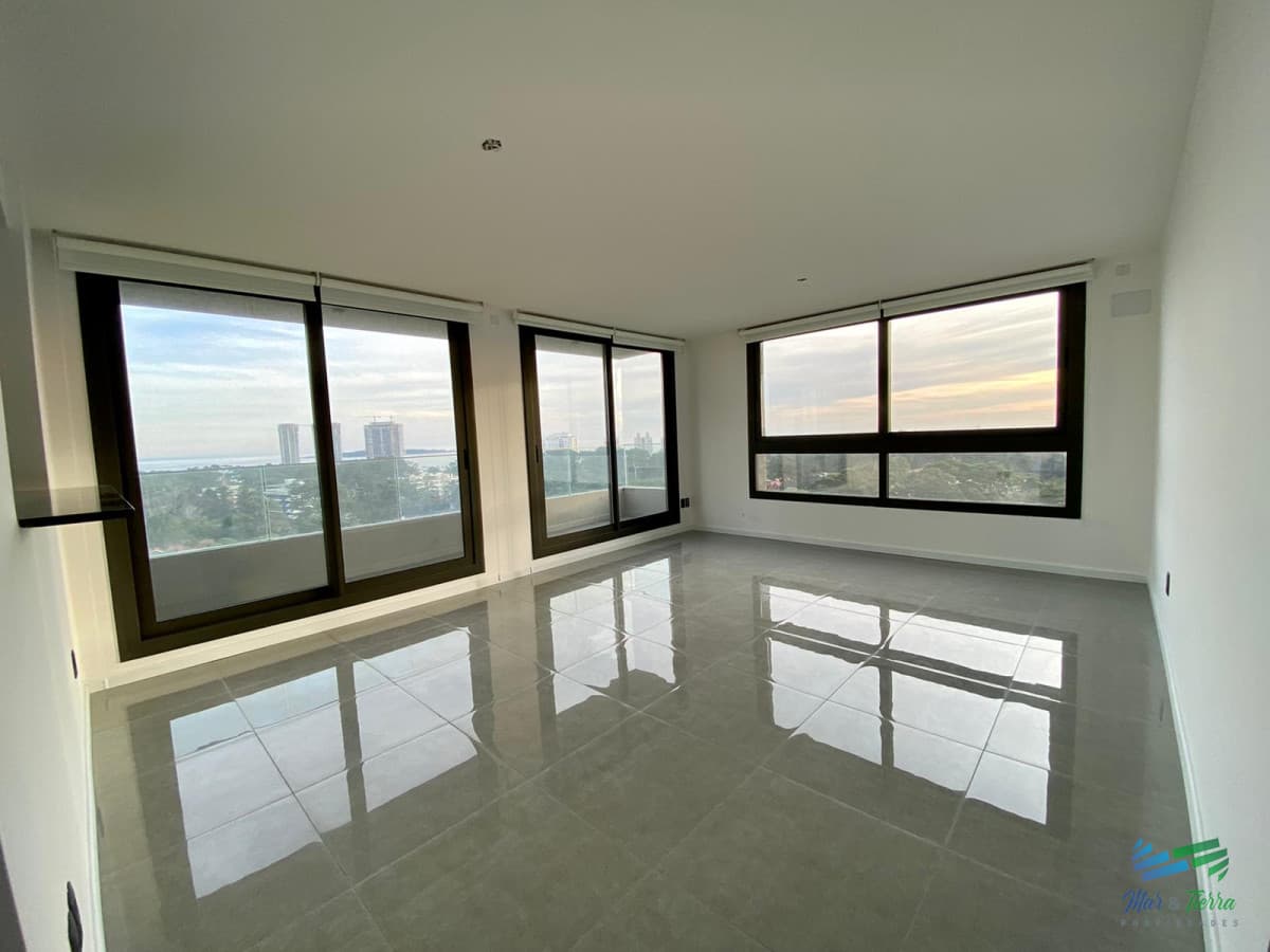 Alquiler anual apartamento 2 dormitorios con servicios en Roosevelt, Punta del Este