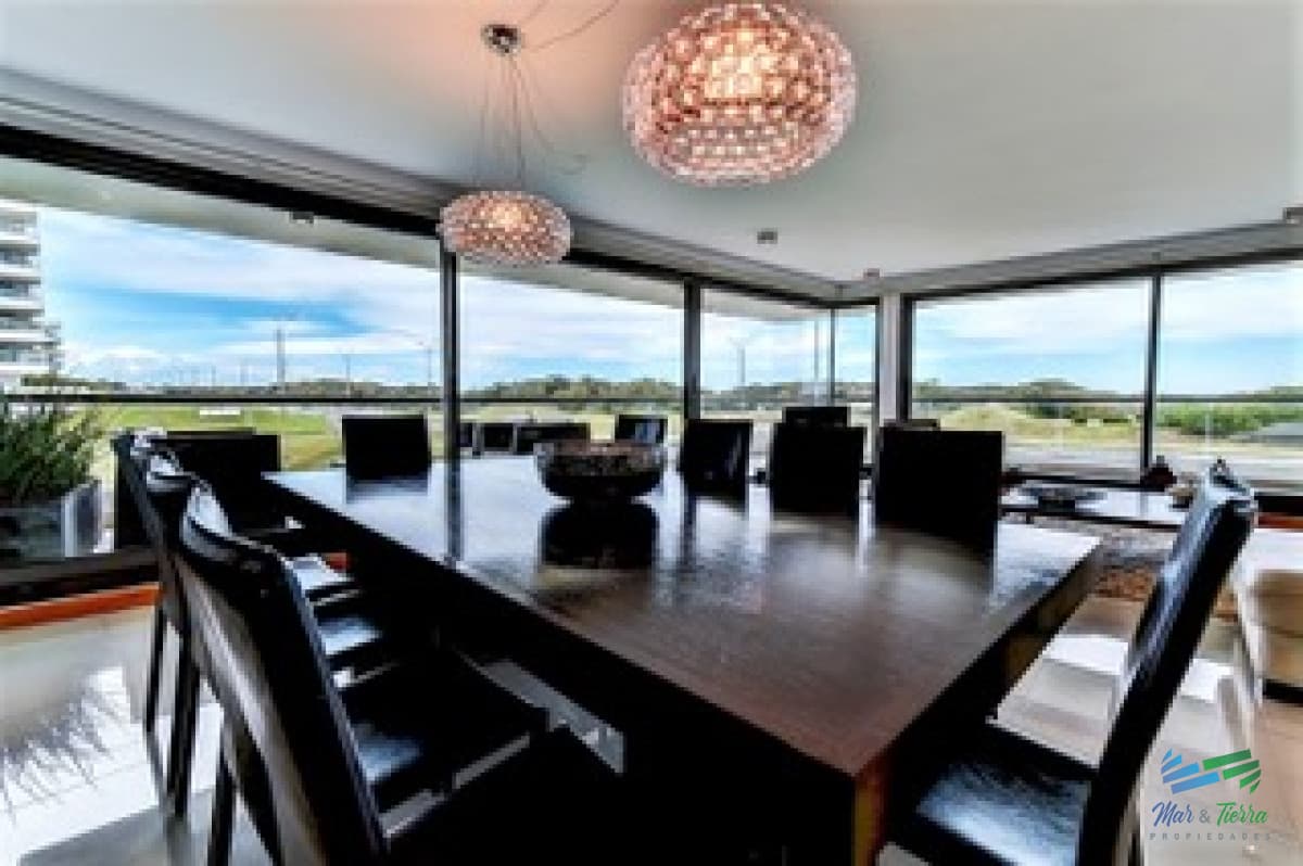 Vendo apartamento 4 dormitorios en primera línea de playa brava, Punta del Este.
