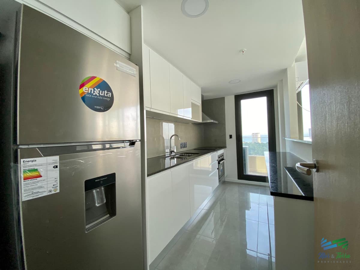 En venta apartamento 3 dormitorios, vista al mar, servicios, piscina, Roosevelt, Punta del Este