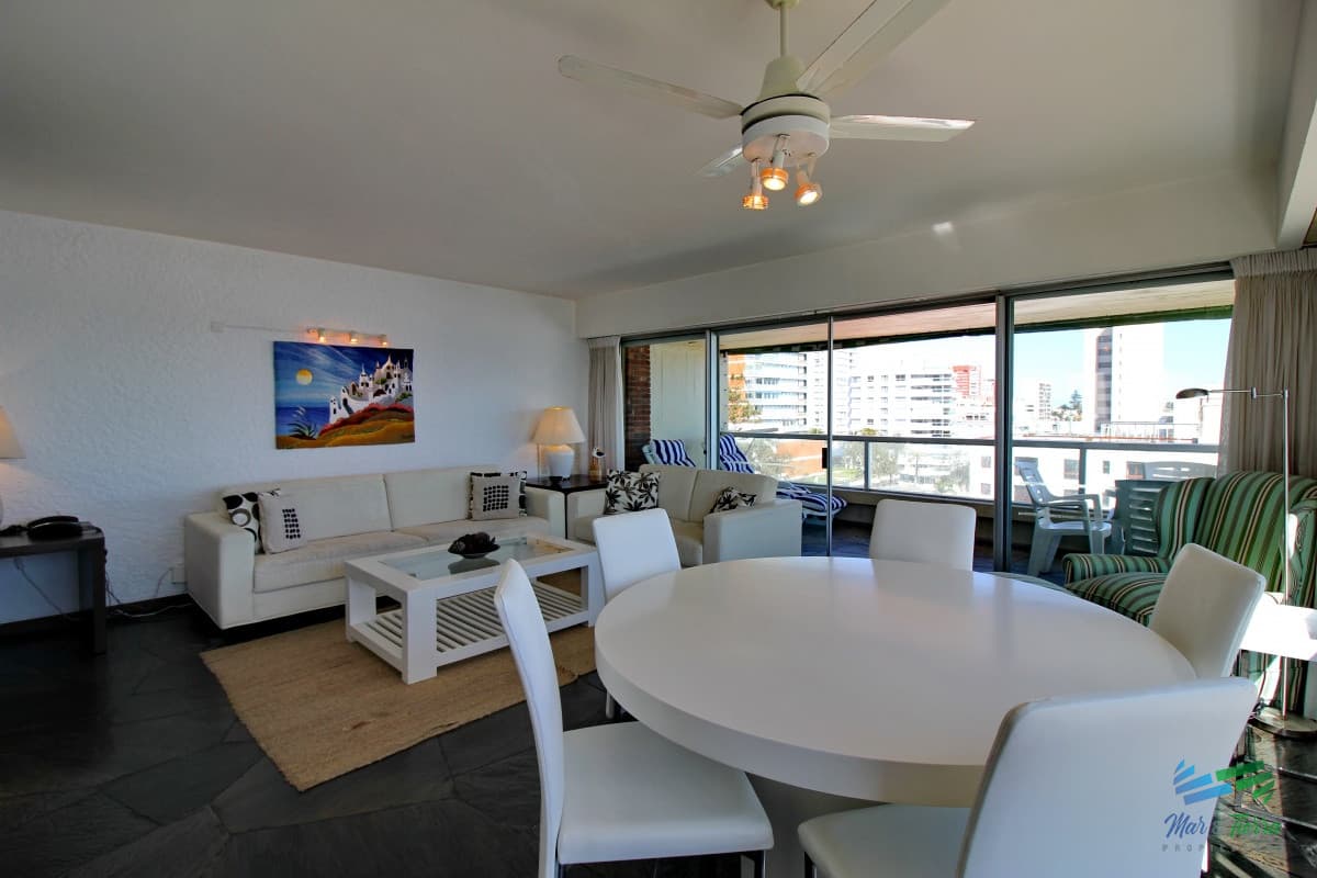 Apartamento amplio, luminoso con excelentes vistas al mar , y Puerto de Punta del Este
