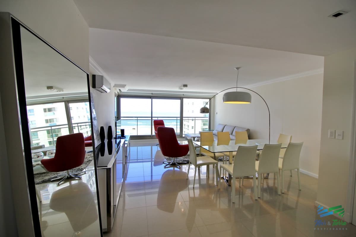 En venta apartamento Imperiale de 3 dormitorios, primera linea frente al mar, Punta del Este