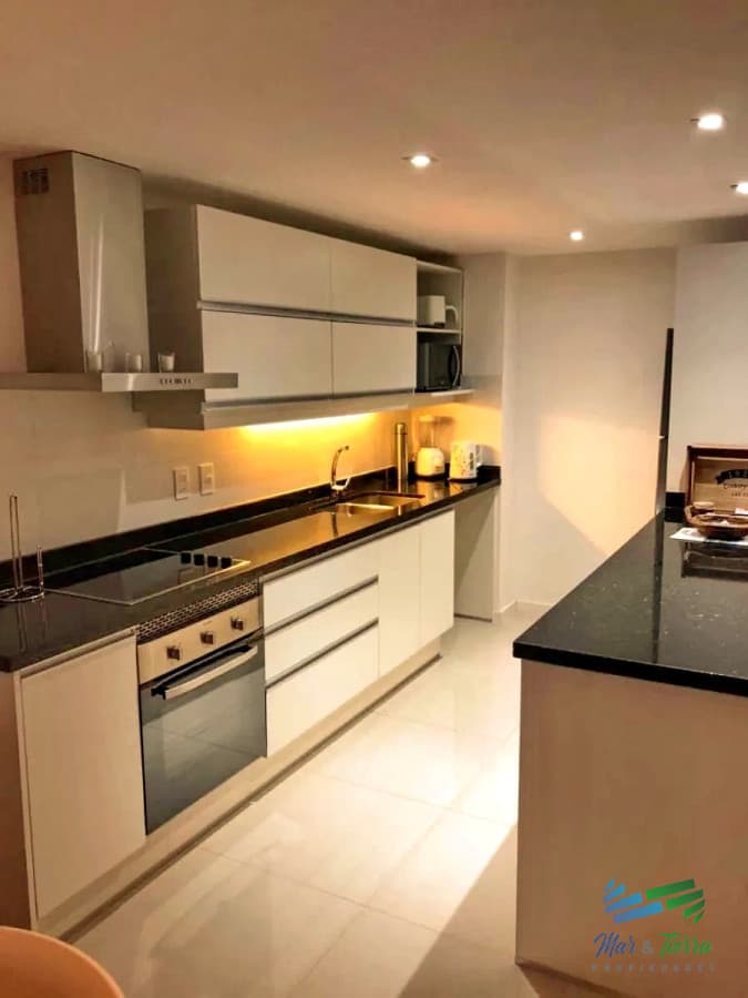 Vendo apartamento 3 dormitorios con servicios y vista parcial, playa brava, Punta del Este