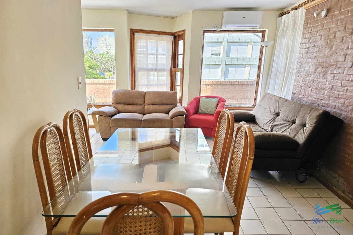 Apartamento 2 dormitorios, con gran terraza y parrillero propio, servicio de mucamas y piscina. Peninsula, Punta del Este.