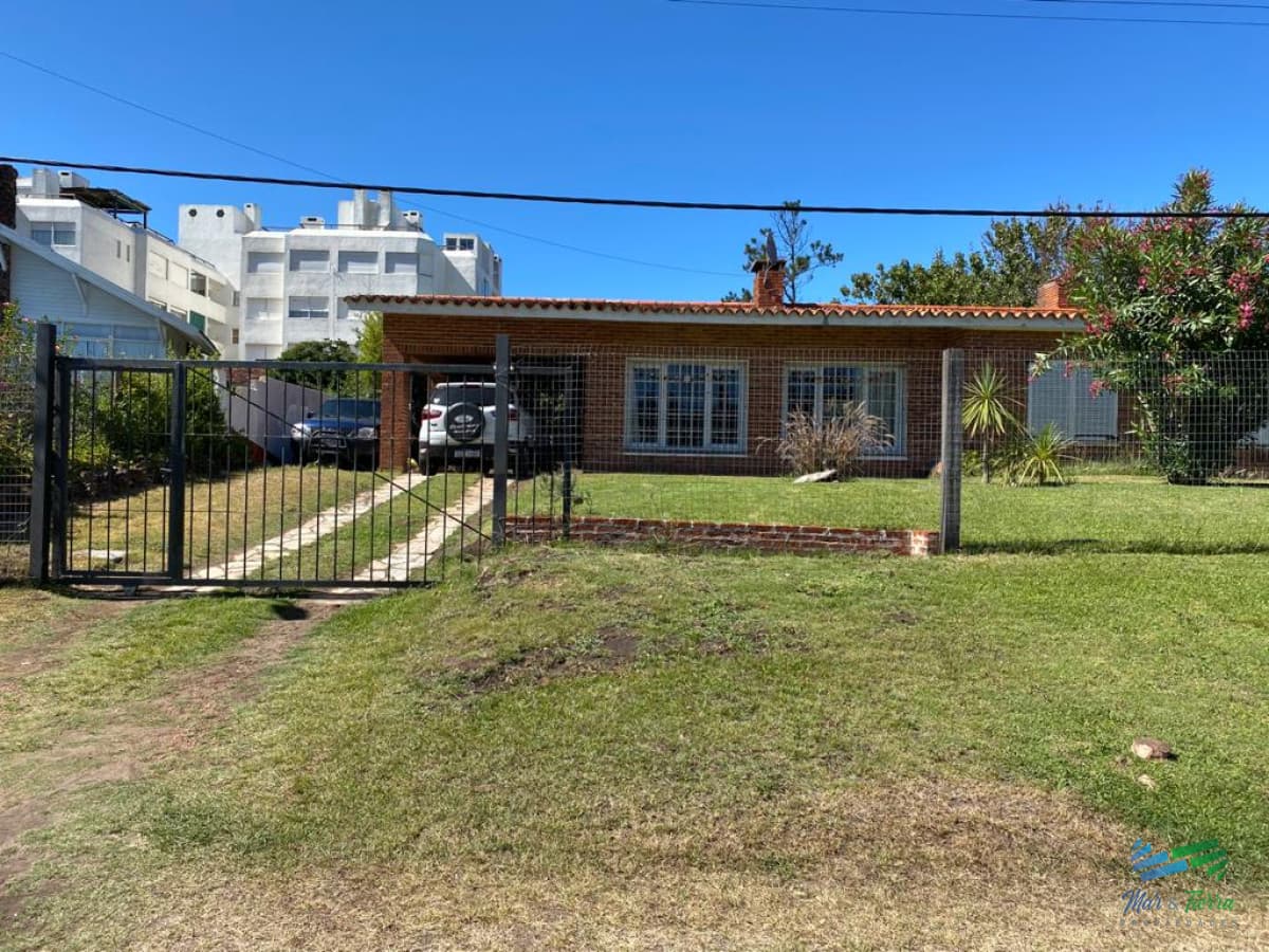En venta.. casa en uno de los barrios más lindos para vivir todo el año.. a 100 ms del mar.